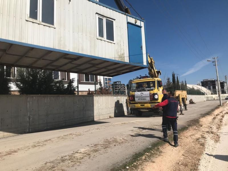 İZMİT BELEDİYESİ, ADIYAMAN ÇADIRKENT’TE KONTEYNER VE ÇADIRLARI YERLEŞTİRMEYE BAŞLADI