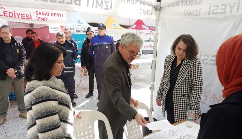 İZMİT KAYMAKAMI ÇELİKKAYA, İZMİT BELEDİYESİ DEPREMZEDE DESTEK NOKTASINI ZİYARET ETTİ