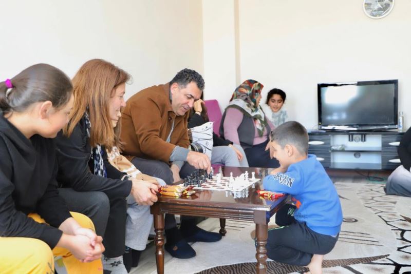 BAŞKAN DEMİR DEPREMZEDE AİLELER İLE BİR ARAYA GELDİ
