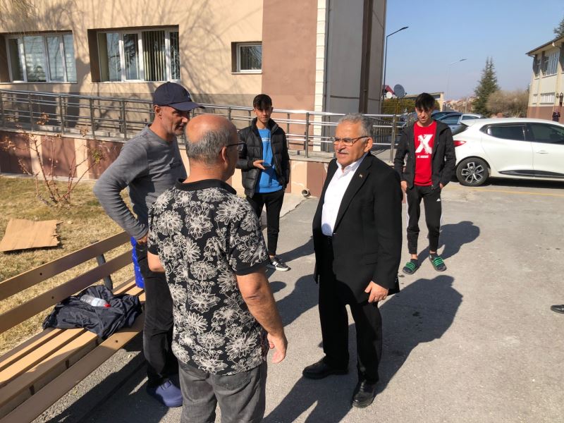 Başkan Büyükkılıç, Depremzedeleri Bir An Olsun Yalnız Bırakmıyor