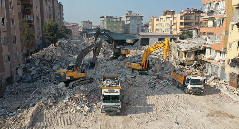 Büyükşehir, Hatay Defne’de enkaz kaldırma çalışması yapıyor