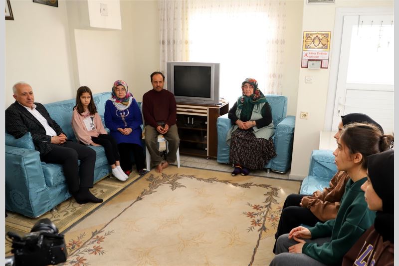BAŞKAN GÜLTAK, ONKOLOJİ HASTASI DEPREMZEDEYİ ZİYARET ETTİ