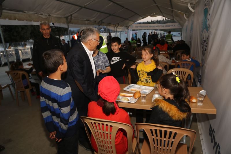 Başkan Büyükkılıç, Konteyner Kent’te Depremzedeler ile Bir Araya Geldi