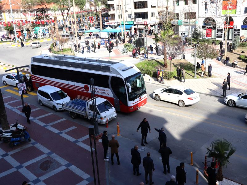 NAZİLLİ YÜZYILI BÜYÜK MİTİNGİ İÇİN SON RÖTUŞLAR     Cumhurbaşkanlığı otobüsü Belediye Meydanı’nda