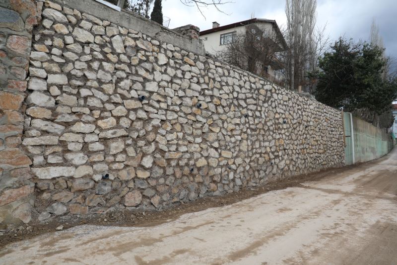 İZMİT BELEDİYESİ, FATİH MAHALLESİ’NDEKİ HASARLI İSTİNAT DUVARINI TAMAMEN YENİLEDİ