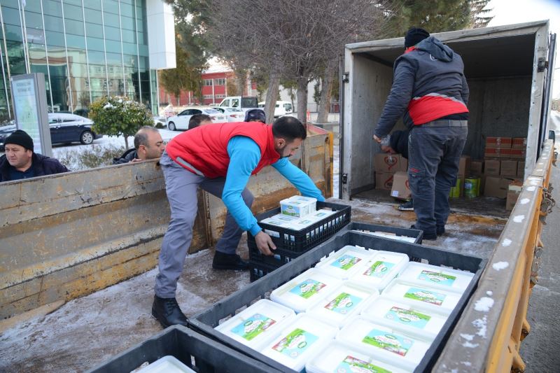 KIRŞEHİR BELEDİYESİ, YARDIM KAMPANYASINDA TOPLANAN MALZEMELERİ SEVK ETMEYE DEVAM EDİYOR