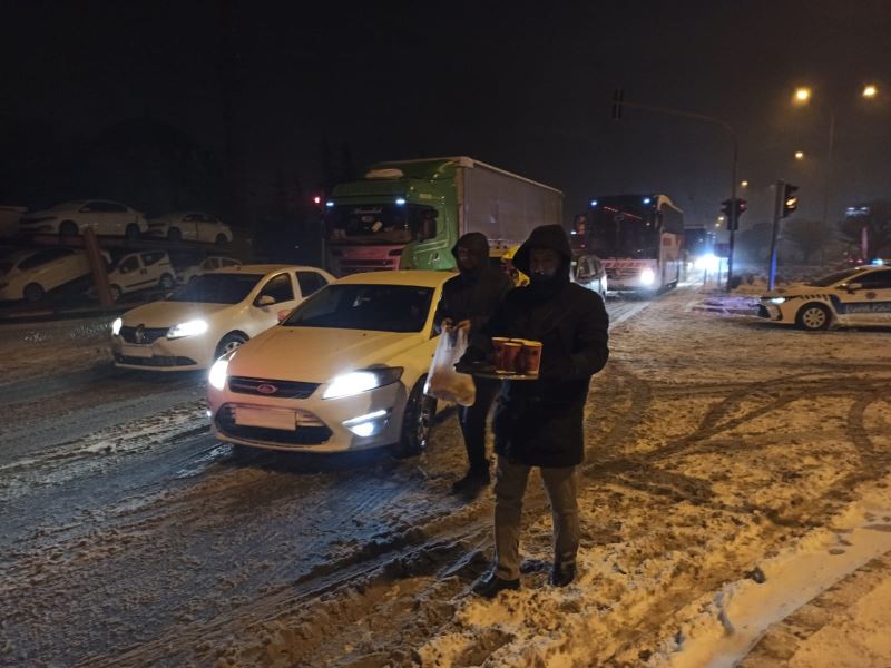 KIRŞEHİR BELEDİYESİ, ŞEHİRLERARASI YOL GÜZERGÂHINDAKİ VATANDAŞLARA SICAK ÇORBA İKRAMINDA BULUNDU