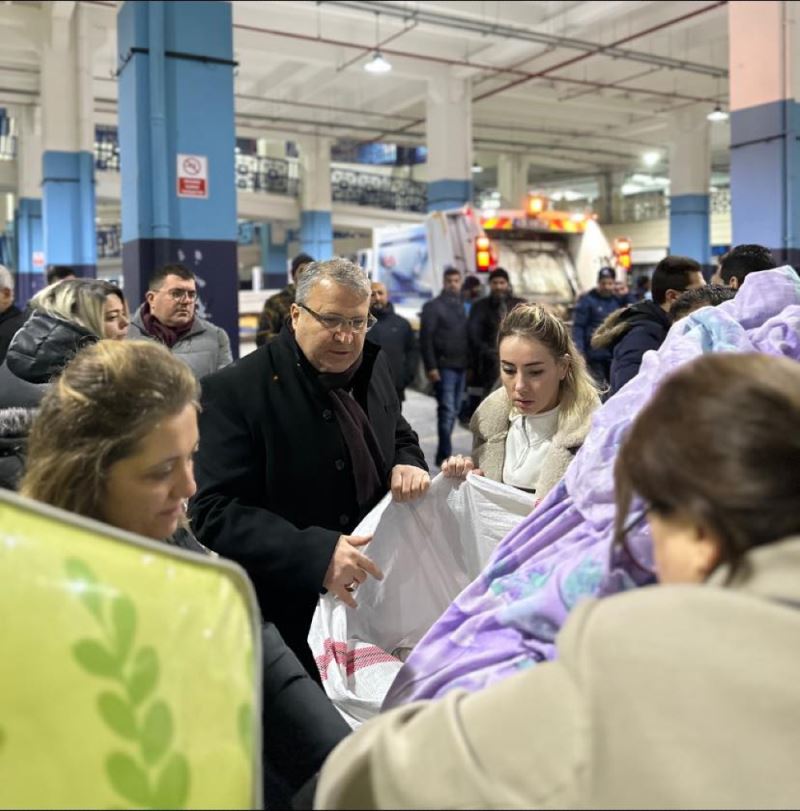 DEPREM BÖLGESİNE 3 KAMYON, 2 TIR YARDIM GÖNDERİLDİ
