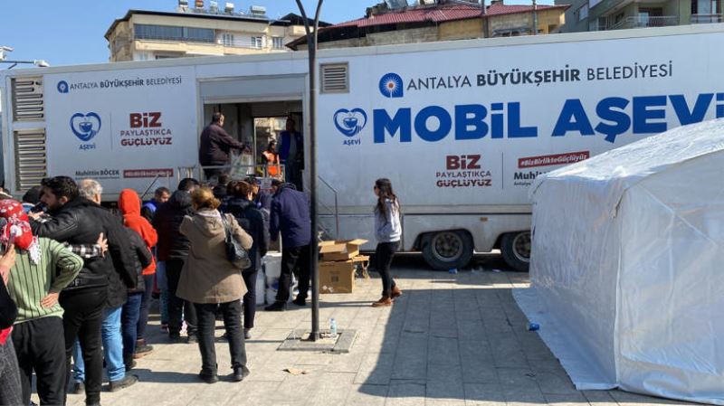 Antalya Büyükşehir Belediyesi Mobil Aşevi Hatay’da Öğlen Yemeği Dağıttı
