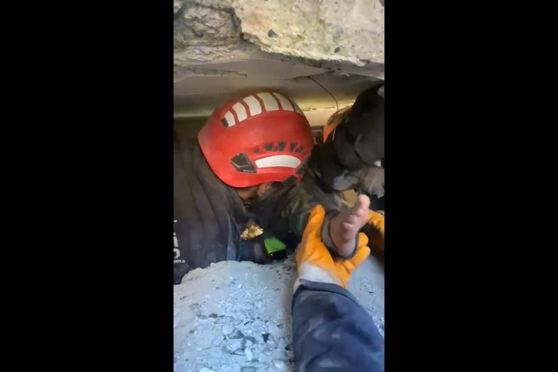 82. Saatte Bir Anne ve 1,5 Yaşındaki Bebeği Sağ Olarak Kurtarıldı