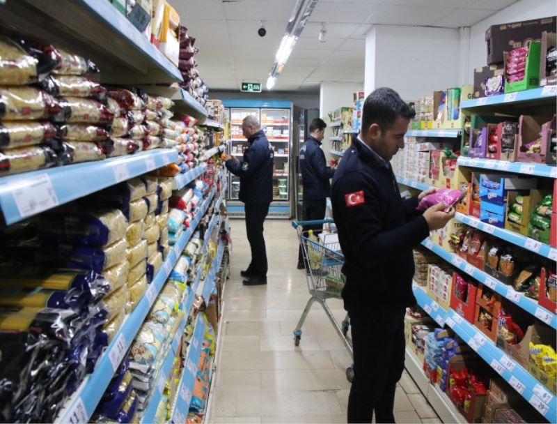 HALİLİYE’DE MARKETLER ZABITA EKİPLERİ TARAFINDAN DENETLENİYOR