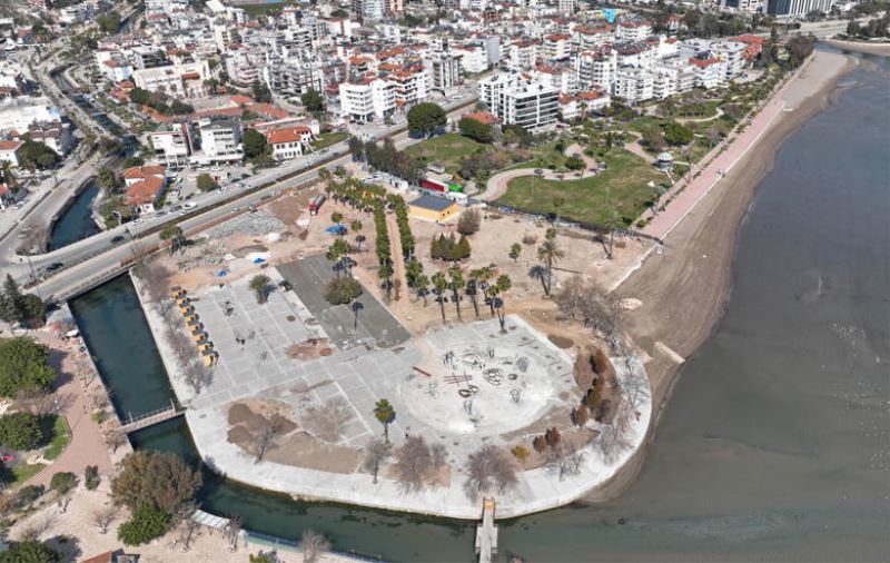 Finike Cumhuriyet Meydanı’nda Yüzde 70 Tamamlandı