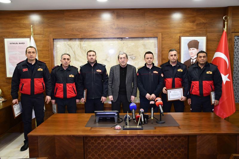 Deprem Bölgesinde Görev Alan Ekibe Başkan Vergili