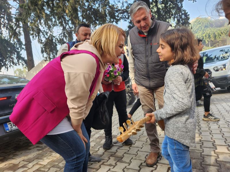 BAŞKAN HÜRRİYET, MİNİK HENA’NIN BAĞLAMA İSTEĞİNİ GERİ ÇEVİRMEDİ