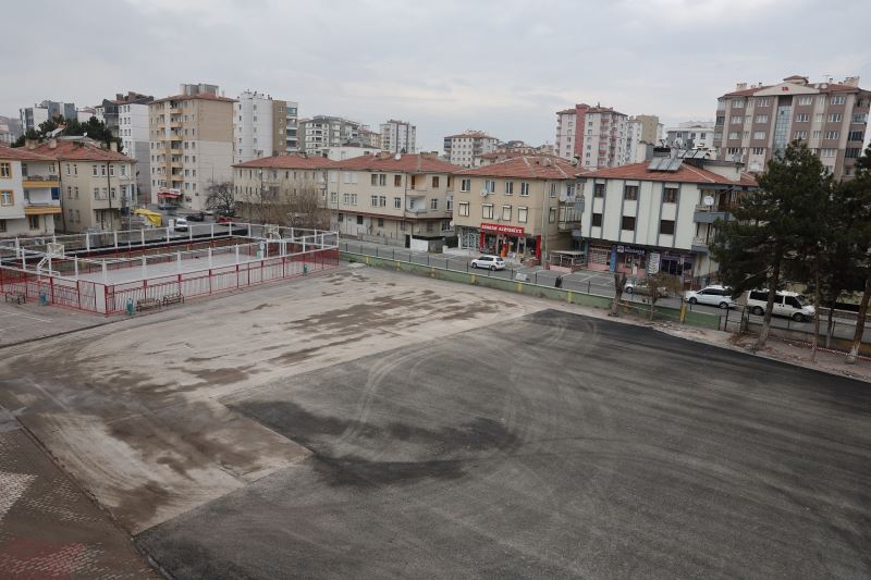 Büyükşehir, Yıkımını Tamamladığı Okulun Bahçesine Asfalt Döktü