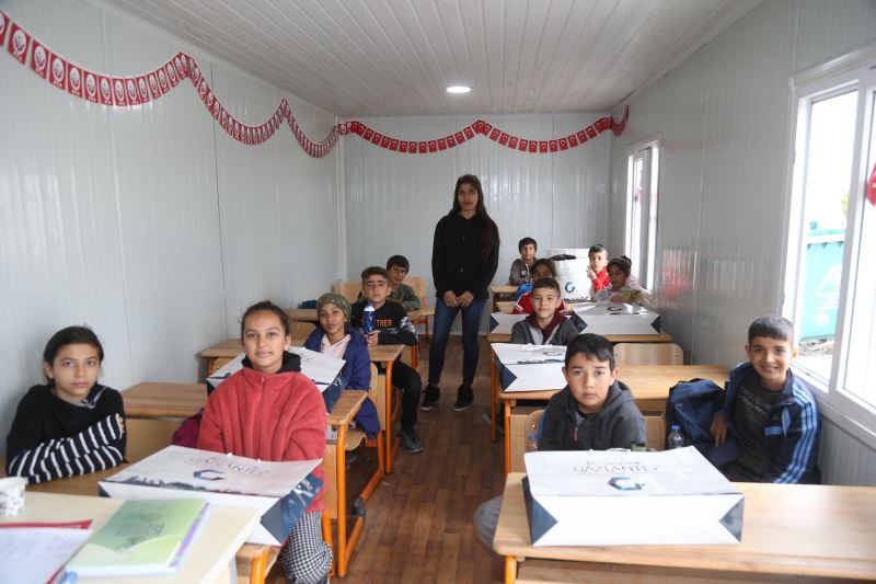 GAZİANTEP BÜYÜKŞEHİR, İLK DERS GÜNÜNDE ÖĞRENCİLERE KIRTASİYE VE ÇANTA DESTEĞİ VERDİ