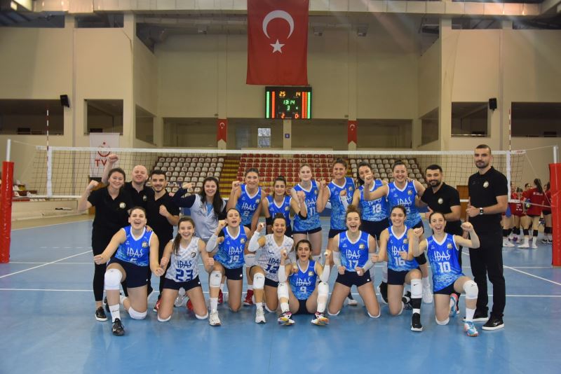 “BİZİM KIZLAR”  ÇEYREK FİNALDE SİVAS İL ÖZEL İDARE VOLEYBOL TAKIMI’NI 3-0 YENDİ