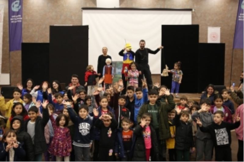 ŞEHİR TİYATROLARININ KUKLA OYUNU  ÇOCUKLARA MORAL OLDU