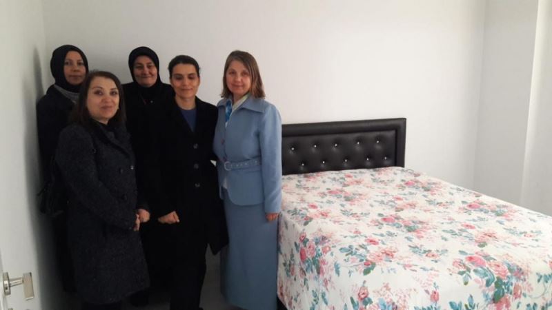 BAĞIŞLANAN EŞYALARI DEPREMZEDE AİLELERE ULAŞTIRIYORLAR