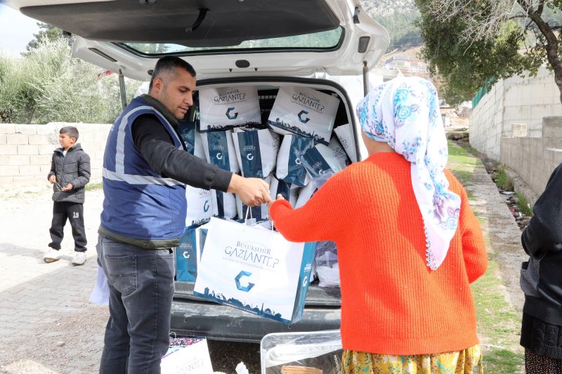 GAZİANTEP BÜYÜKŞEHİR, KÖYLERDE YAŞAYAN DEPREMZEDELERİN İHTİYAÇLARINI KARŞILAMAYA DEVAM EDİYOR