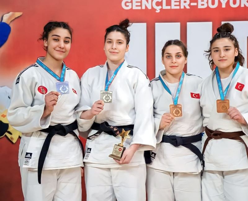 YUNUSEMRELİ GENÇLERDEN 1 ALTIN, 1 BRONZ
