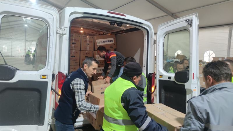 BOZÜYÜK BELEDİYESİ’NDEN DEPREM BÖLGESİNE MONT YARDIMI
