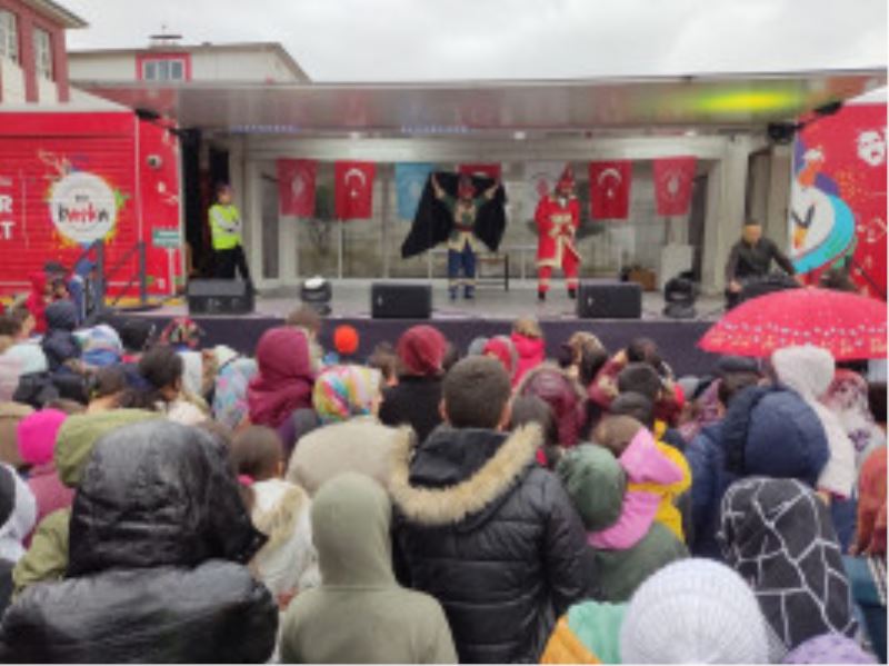 ÇOCUKLARA DEPREMİ UNUTTURAN EĞLENCE TIR’I
