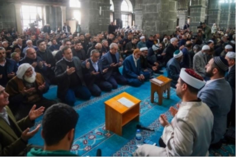 Çanakkale Şehitleri ve depremde hayatını kaybedenler için Mevlit-i Şerif okundu