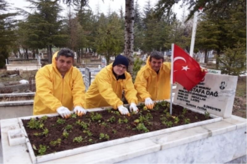 ŞEHİTLERİMİZİN MEZARLARI ÇİÇEKLERLE DONATILDI