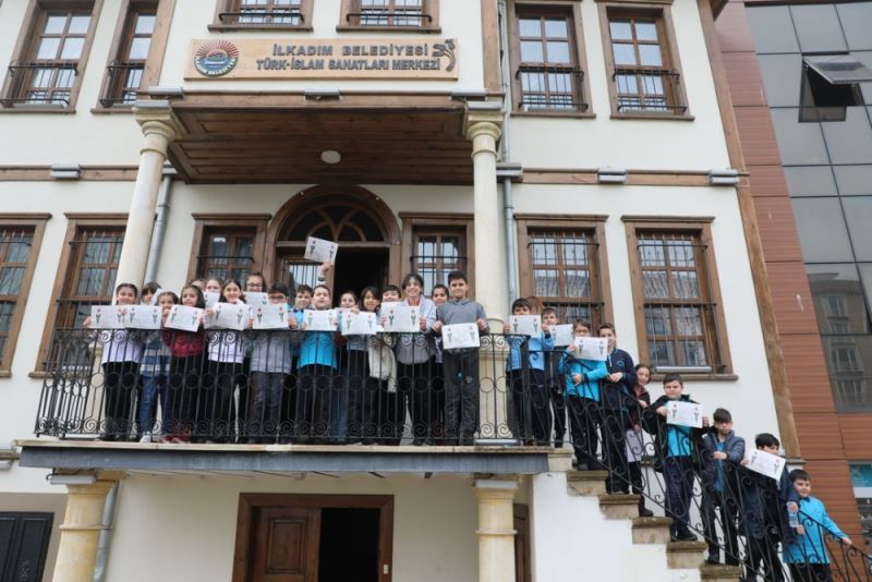 TÜRK İSLAM SANAT MERKEZİ KENDİSİNE HAYRAN BIRAKIYOR