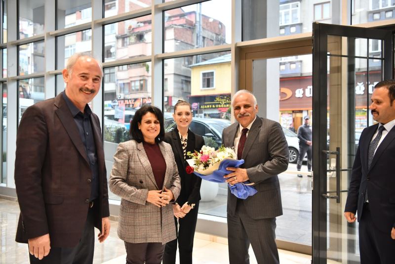 25 GÜN SONRA DEPREM BÖLGESİNDEN DÖNEN BAŞKAN ZORLUOĞLU ÇİÇEKLERLE KARŞILANDI