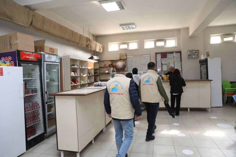 İPEKYOLU’NDAKİ OKUL KANTİNLERİ DÜZENLİ ARALIKLARLA DENETLENMEYE DEVAM EDİYOR