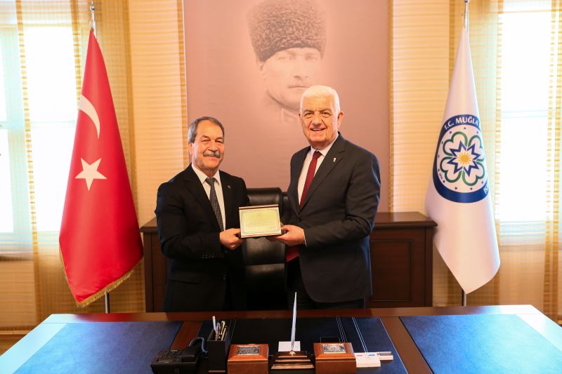 Başkan Gürün, Emekli Olan Hüseyin Daşgın’a Teşekkür Plaketi Verdi