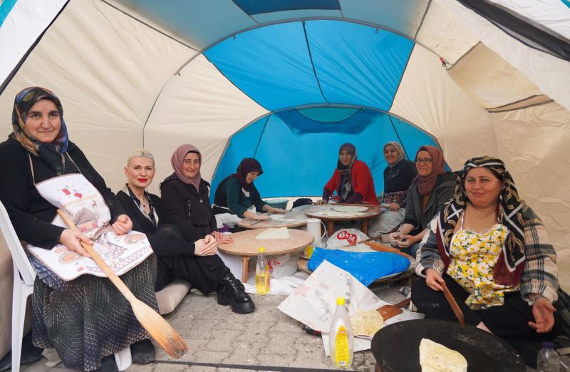 BAŞKAN V. SUBAŞI MEZUN OLDUĞU OKULDA DEPREMZEDELER İÇİN KURULAN  KERMESE KATILDI