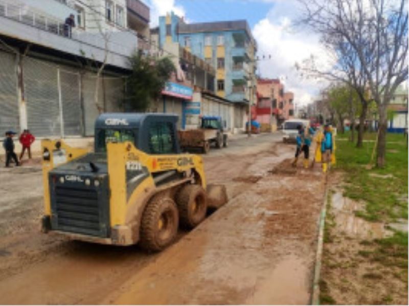 ÜMRANİYE BELEDİYESİ ŞANLIURFA’DA SELİN YARALARINI SARIYOR