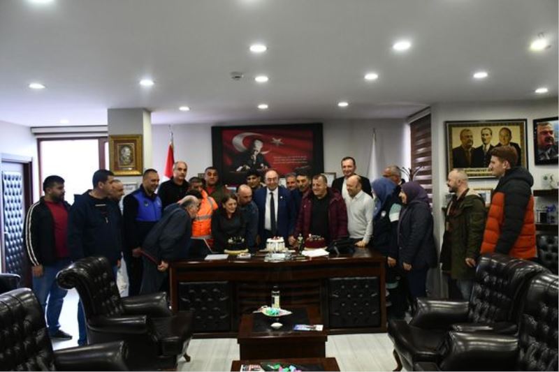 BAŞKAN ELÇİN PERSONELİN DOĞUM GÜNÜNÜ KUTLAMAYA DEVAM EDİYOR