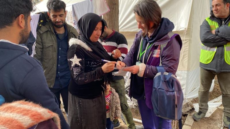 İZMİT BELEDİYESİ VE İBB MOR OTOBÜS İLE DEPREMZEDELERE HİJYEN ÇANTASI DAĞITIYOR