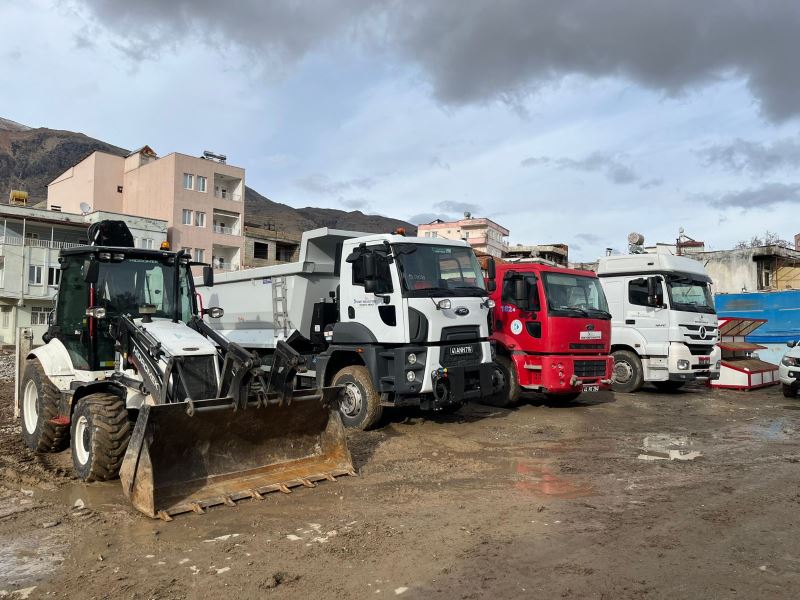 İZMİT BELEDİYESİNİN İŞ MAKİNALARI AFET BÖLGESİNE ULAŞTI