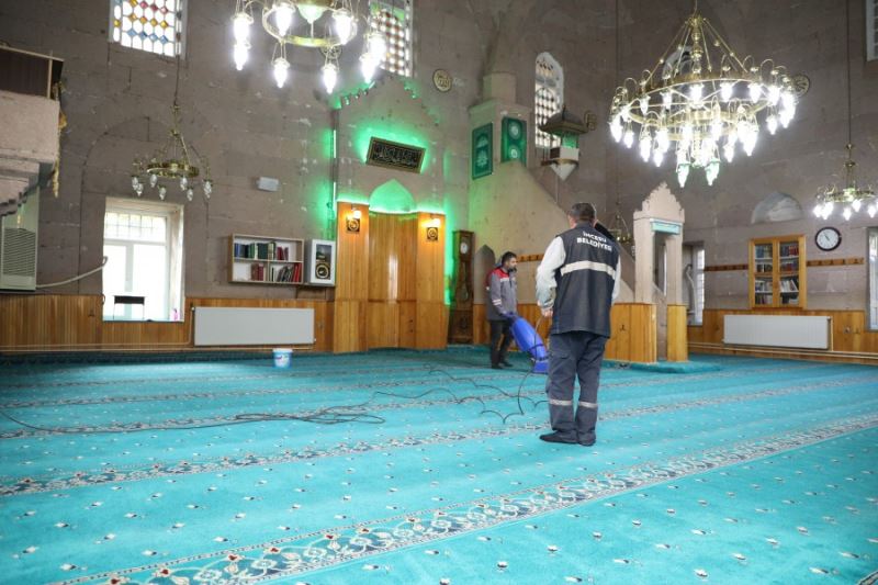 İncesu Belediyesi Temizlik İşleri Müdürlüğü ekiplerimiz yaklaşan Ramazan ayı öncesi ilçemizdeki camilerde gül suyu ile temizlik yaparak,