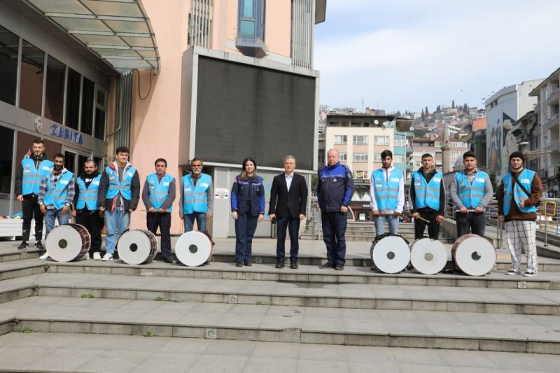 İZMİT BELEDİYESİ RAMAZAN DAVULCULARINA ÖZEL KİMLİK KARTLARINI TESLİM ETTİ