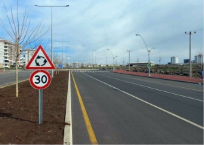 Yol güvenliği için trafik levhaları konuldu