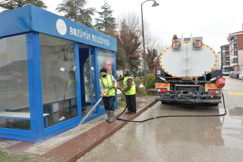 BOZÜYÜK’TE DURAKLAR YIKANARAK TEMİZLENİYOR