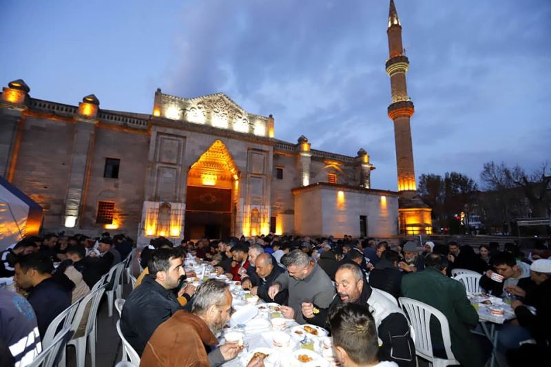 İLK İFTARDA BELEDİYE İFTAR ÇADIRINA İLGİ BÜYÜKTÜ