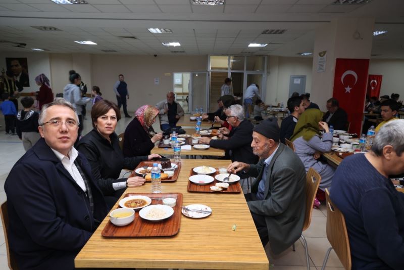Başkan Savran, Orucunu Depremzedelerle Birlikte Açtı