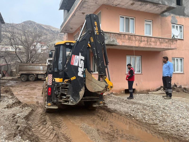 İZMİT BELEDİYESİ, ADIYAMAN’DA YARALARI SARMAYA DEVAM EDİYOR