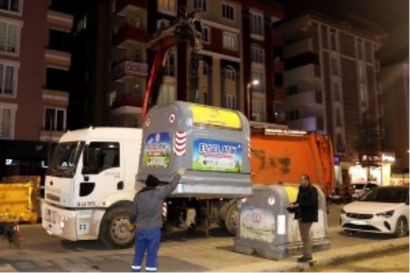 ATATÜRK VE ÖZTRAK CADDELERİNDE ÇÖP KONTEYNERLERİ YENİLENİYOR