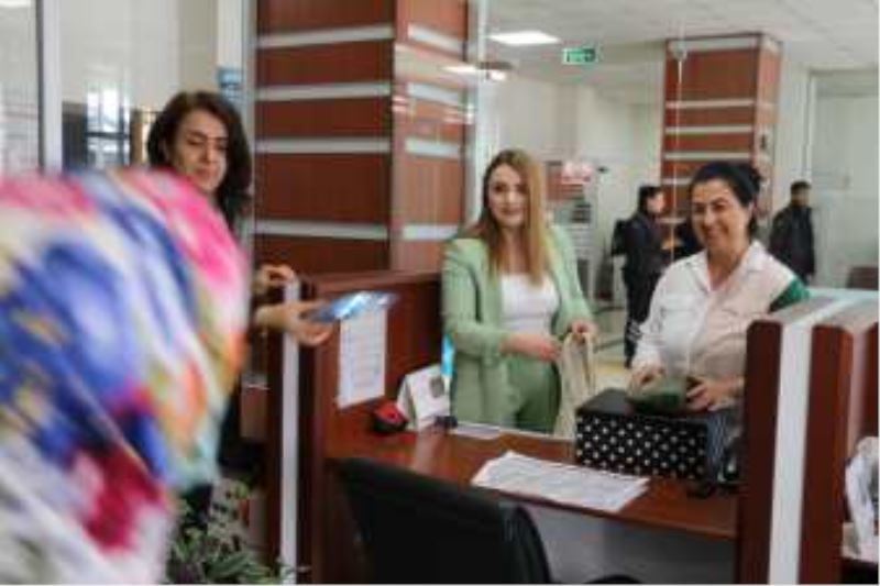 KONUKEVİ MÜDÜRLÜĞÜ’NDEN BELEDİYE ÇALIŞANLARINA ÇEŞİTLİ HEDİYELER