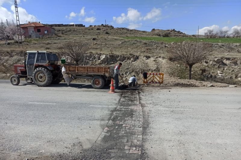 Trafik ve can güvenliği için belirlenen noktalara kasis çalışmaları devam etmektedir.