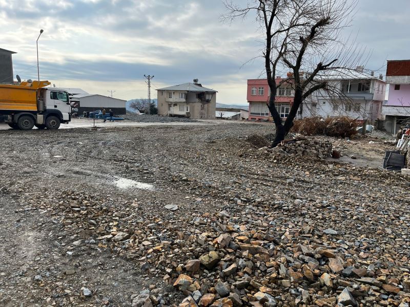 İZMİT BELEDİYESİ EKİPLERİ, ADIYAMAN’IN TUT İLÇESİNDE GÜVENLİ ALANLAR OLUŞTURUYOR