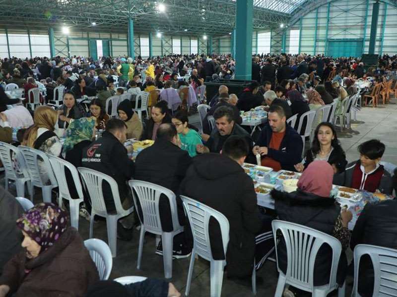 “ODUNPAZARI’NDAN 75. YIL MAHALLESİ’NDE BİNLERCE KİŞİYLE İFTAR YEMEĞİ’